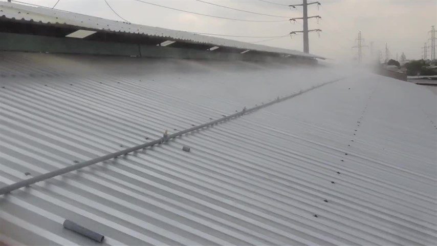 Phun nước lên mái tôn để chống nóng